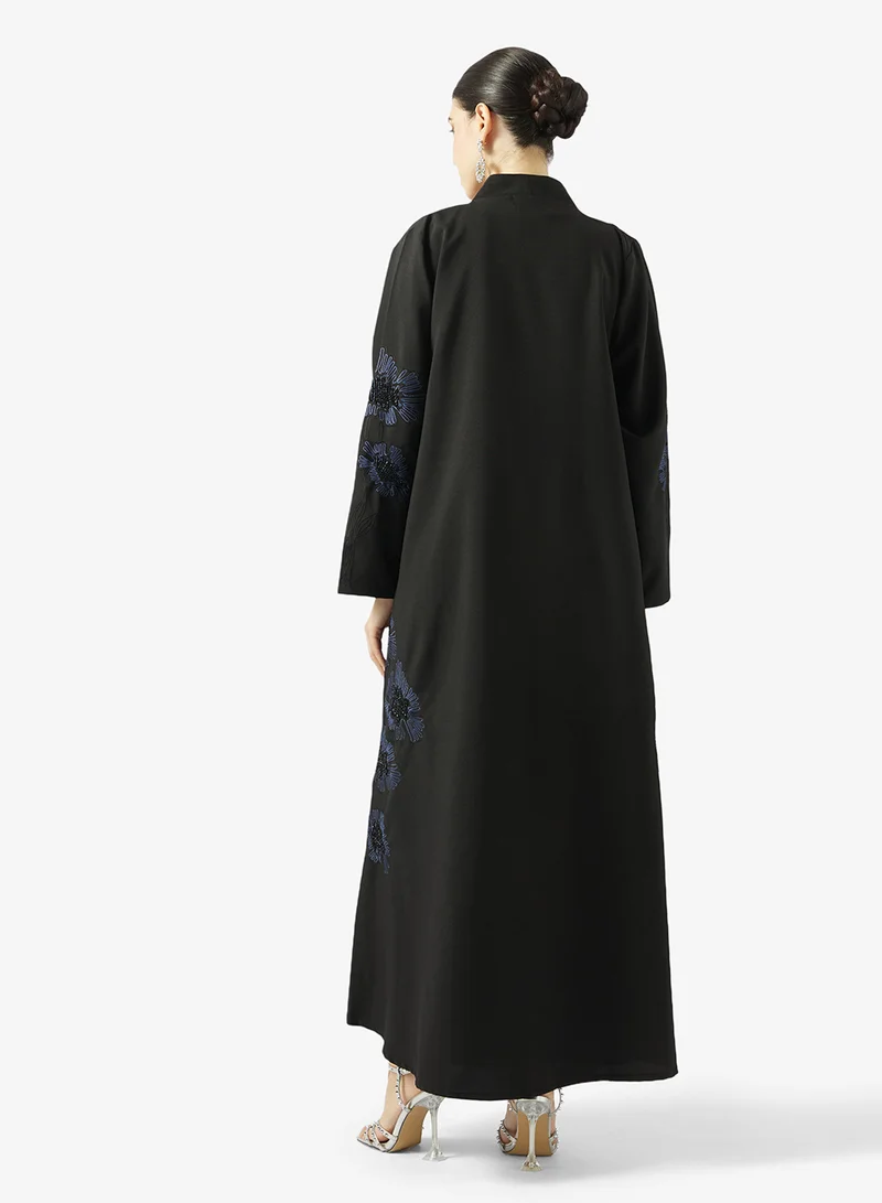 هيا كلوزيت عباية مفتوحة مطرزة بزخارف وزهور بياقة مستديرة